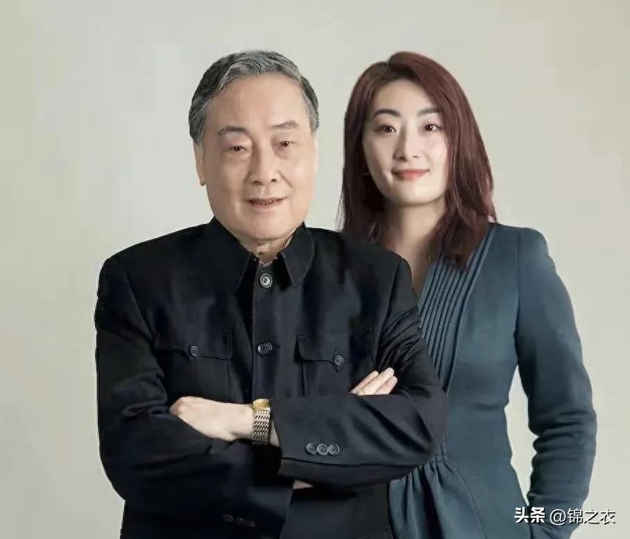 其实宗馥莉不动那笔信托基金，她也会被逼的动的，因为一笔18亿美金，你可以想想资金