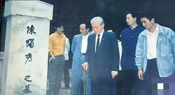 1990年9月，83岁高龄的赵朴初回到家乡安庆，在陈独秀墓前说：你看这墓碑上，只