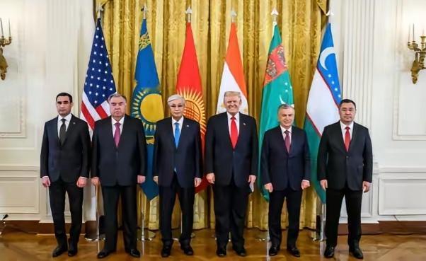 这就是区别！
       这是特朗普分别会见中亚五国和会见非洲五国时两张照片，