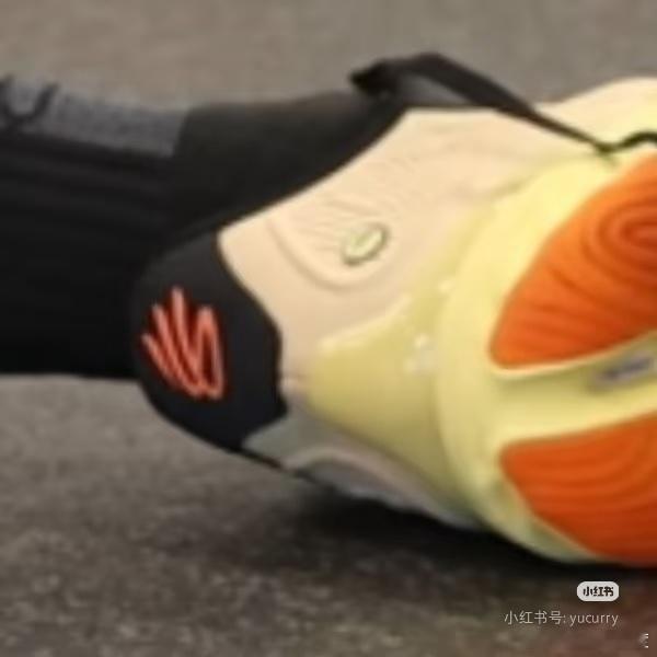 库里感觉要签安踏了，最近训练时候穿了一双安踏的Sneakerverse Eclo