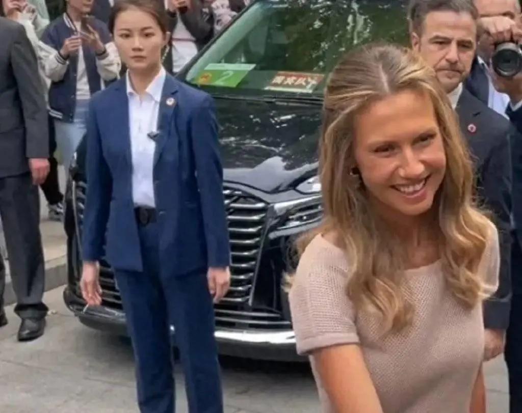 越南驻华大使馆内，行程紧凑的苏林夫妇携代表团到访，闪光灯虽密集，现场目光的核心，