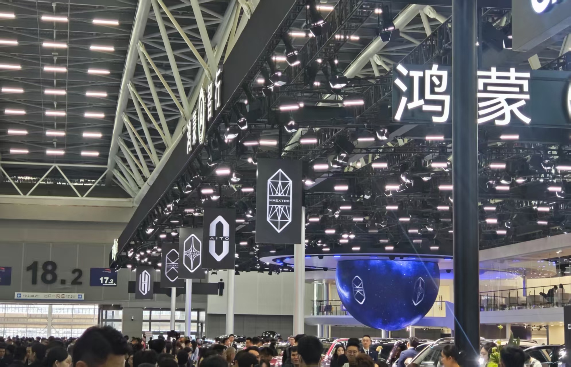 同事拍的，拍出了本届广州车展的“意境”。