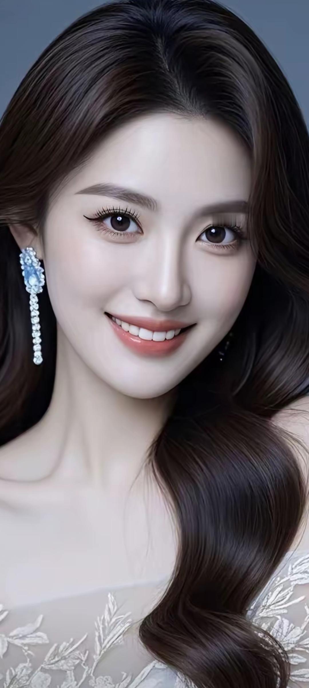 温柔甜美的微笑，精致的妆容和优雅的耳饰，完美展现女性的魅力。