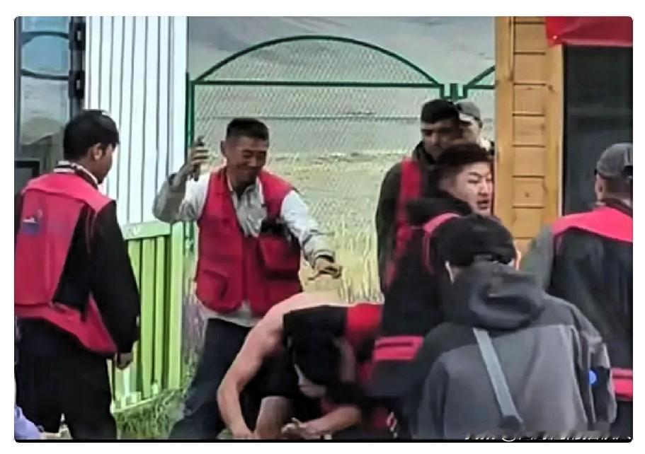 赛里木湖打人这事，
一个新疆本地人说出了根本原因。

涉事检票岗位员工遇事不懂得