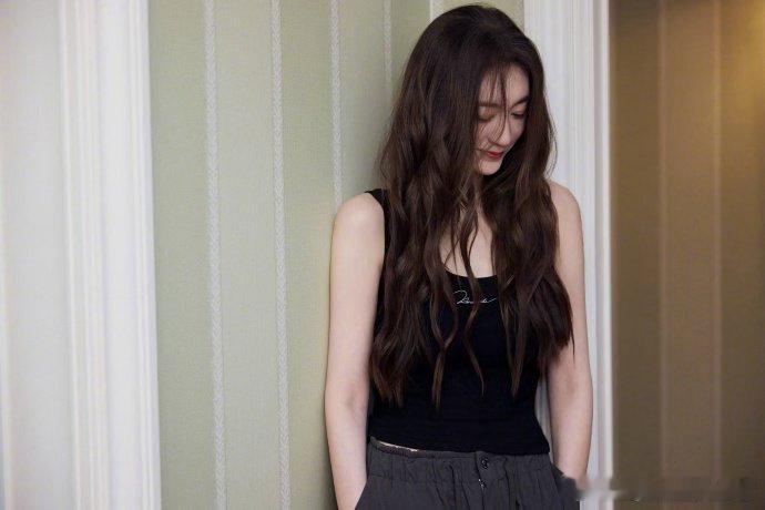 李小冉满50减20看完《乘风2026》初舞台直接被李小冉惊掉下巴!眉眼舒展笑起来