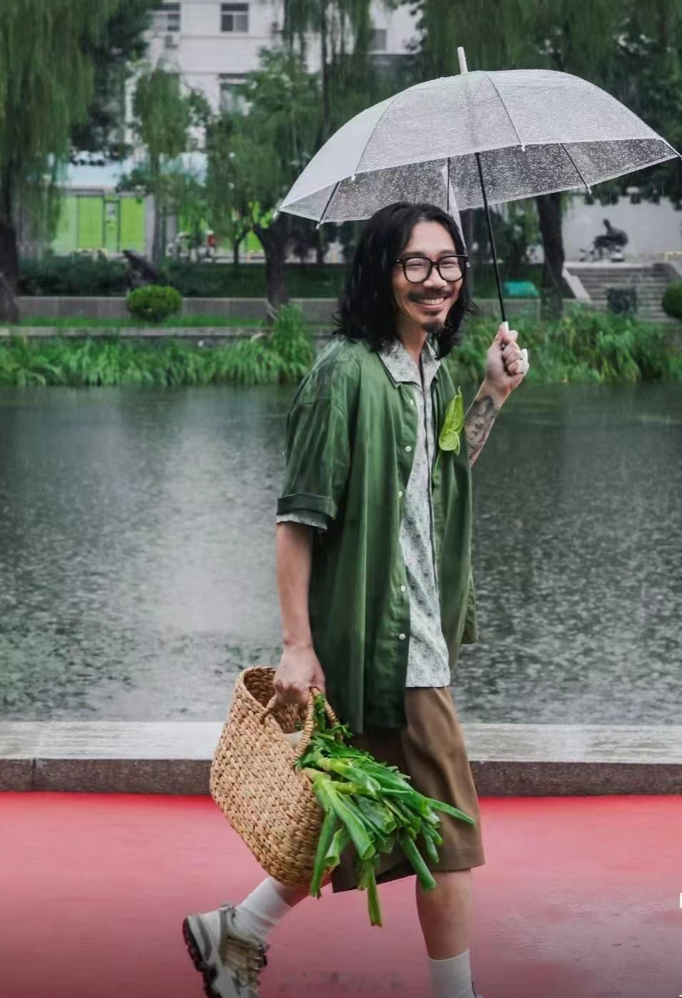 #没想到臧鸿飞在北京走秀这么酷#   臧鸿飞绿色的穿搭风格真的是很有植物性的感觉