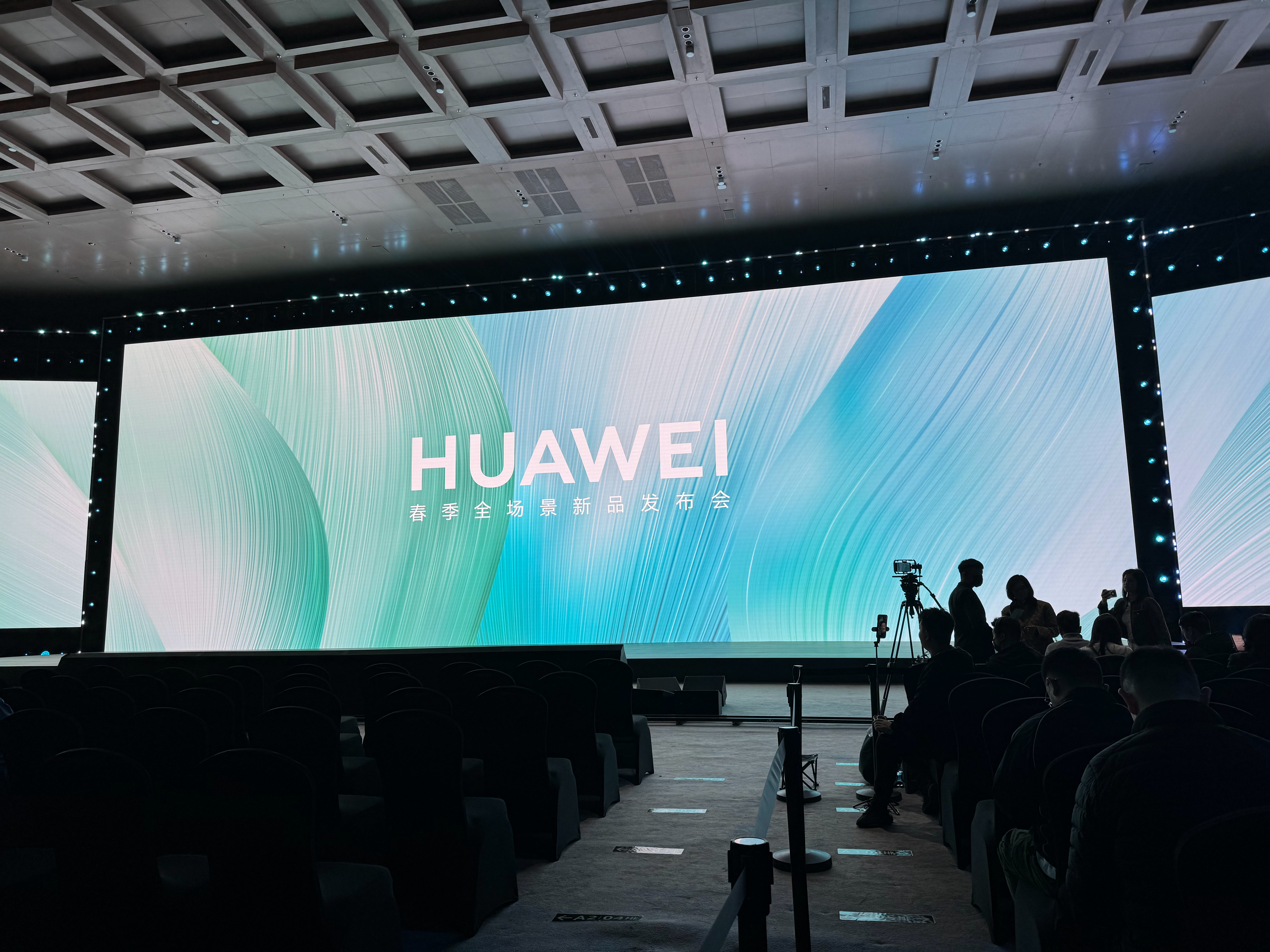 也许是惯性思维，在华为的发布会上总会去注意一些边边角角的点。比如这次的屏幕。千人