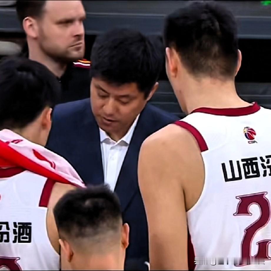 cba金哨裁判及庆竟然把潘江驱逐出场，外援迪亚洛赶紧召集球员紧急开会，对阵山西，