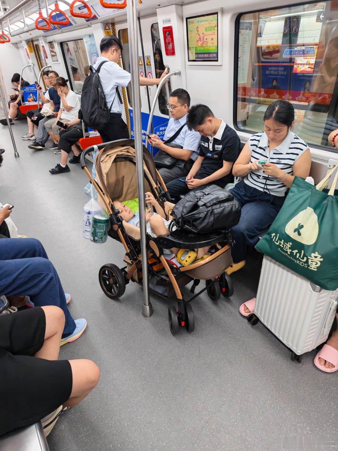 地铁上任何一个孩子，抱着个手机看得不亦乐乎。我家孩子4岁多，我都不敢随便拿手机给