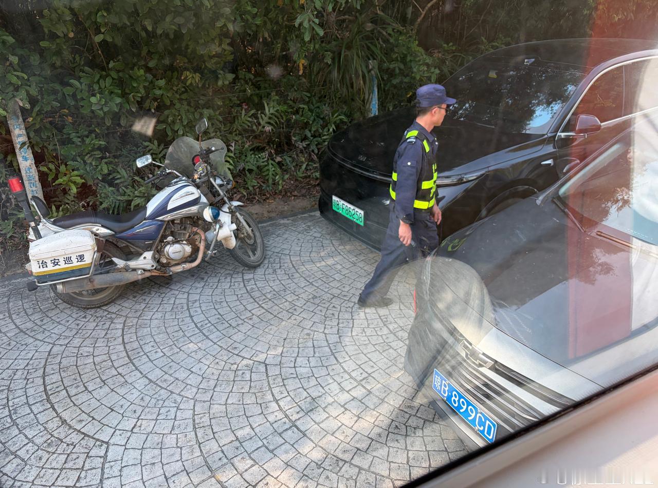 路很窄，仅能容纳两台车双向通行。

突然有台车停在路边，车上也没人。
堵的水泄不