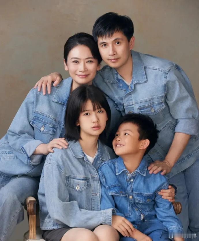 黄豆豆一家四口妻子演员粟奕，一儿一女分别叫黄豆芽，黄豆角 