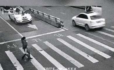 惊掉无数人下巴：
母子俩过马路被小车碰倒，小男孩强忍疼痛第一时间爬起，冲上去为妈