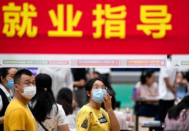 现在的招工很多很多都是要求年龄在35岁以下的。我就很纳闷了，35岁之45岁这个年