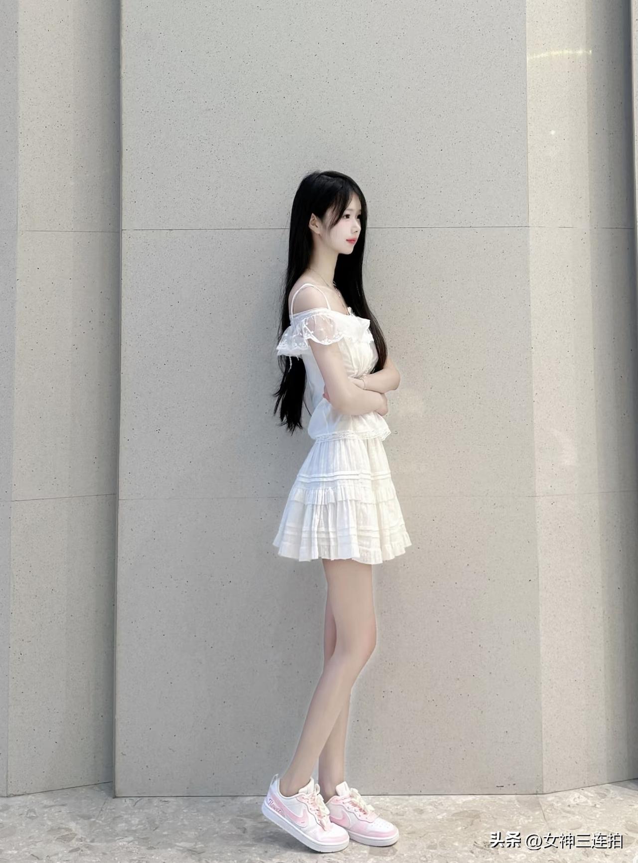 少女心爆棚的甜美穿搭，粉色运动鞋与白色连衣裙的完美搭配，尽显青春活力！💕👟?
