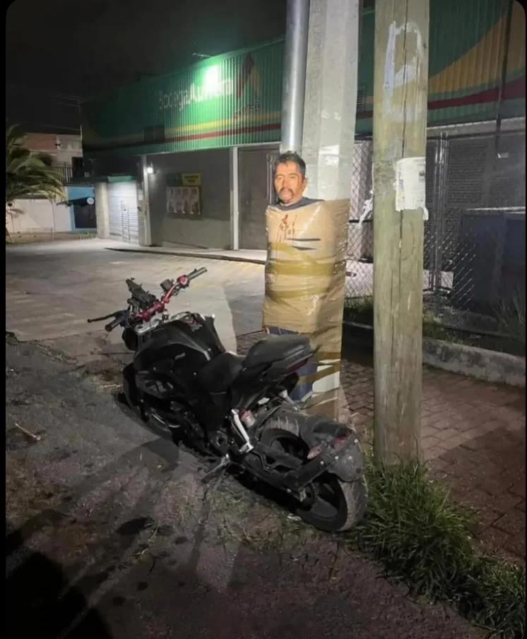 “墨西哥蝙蝠侠”，一个在墨西哥追捕摩托车窃贼并将其绑在杆子上的神秘男子 