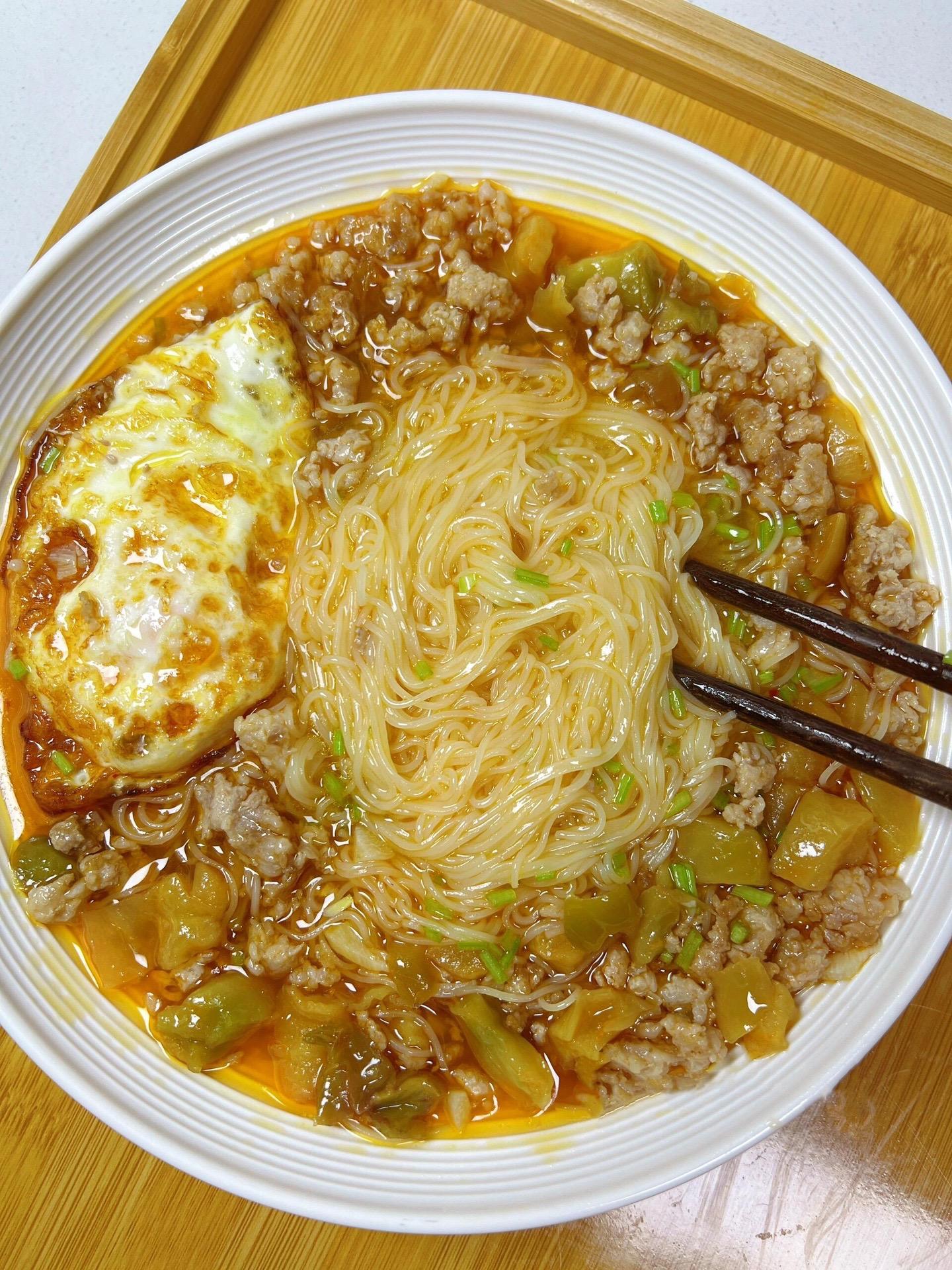 非常好吃的榨菜肉丝面。香迷糊啦！
简单又开胃，好吃到汤都不剩，做法参考图片
赶快去试试吧
嘎嘎香