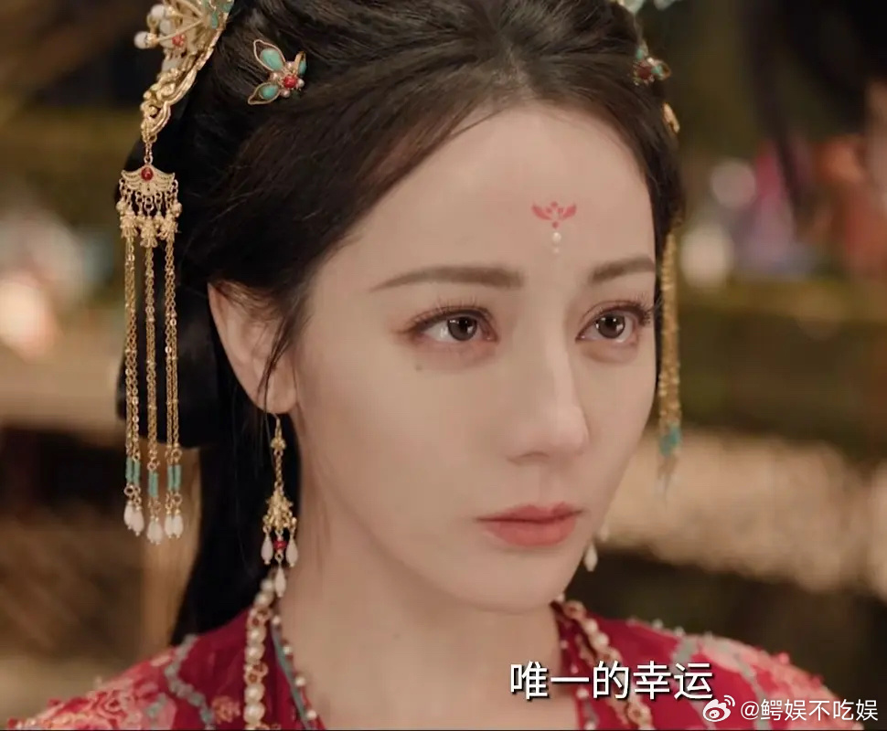 迪丽热巴真的不适合古装啊，哪怕流水线妆造滤镜拉满，异域脸好违和 