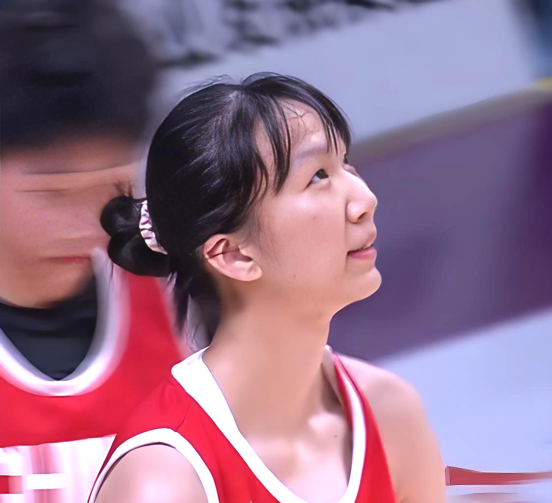 移形换位，行云流水。
国青女篮热身赛南江站第二场，中国U18女篮83：39战胜世