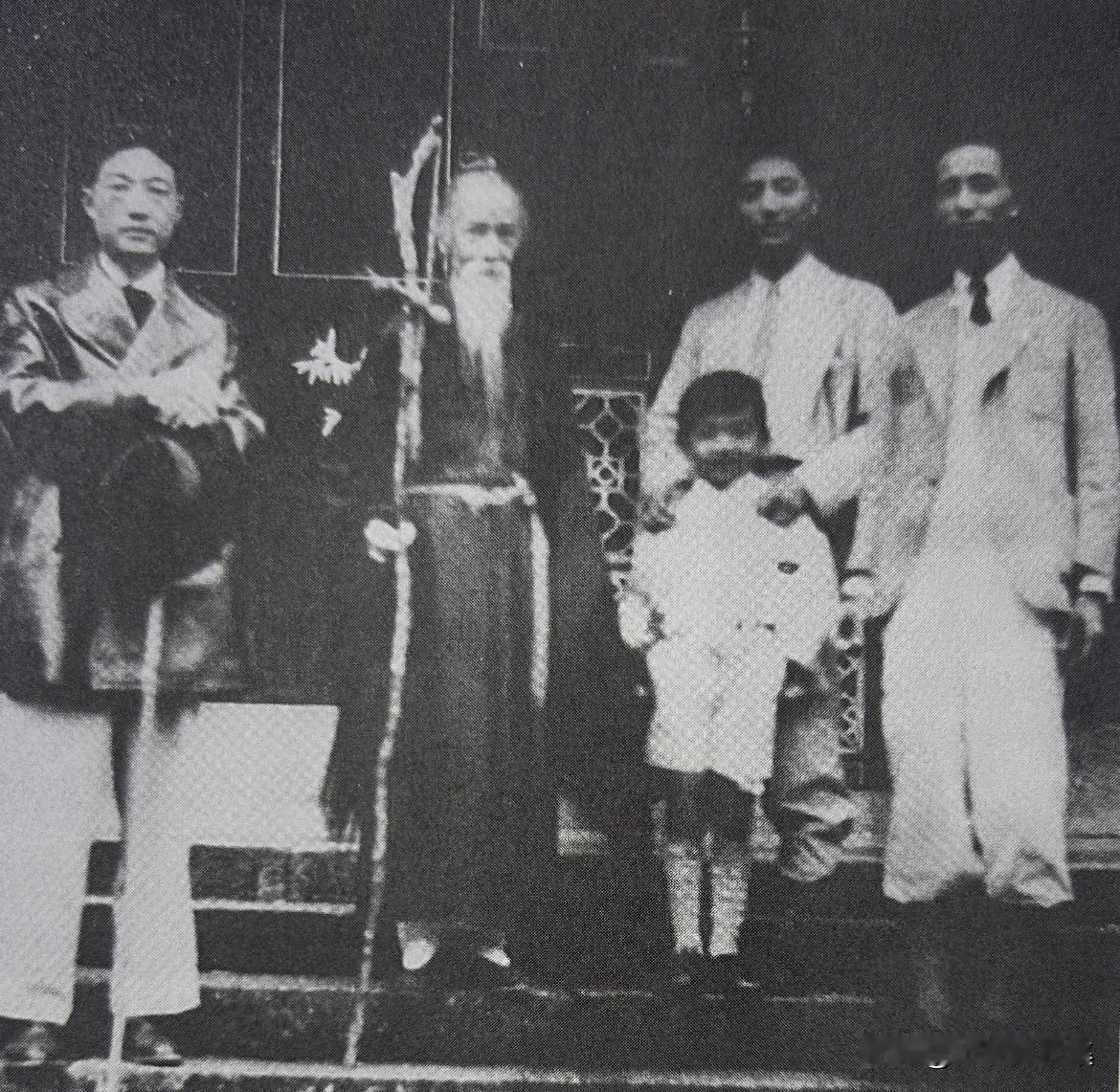 1937年5月，徐悲鸿（左一）、张安治（右二）等同游罗浮山，同冲虚观道长合影。其
