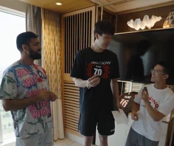 NBA官方发布动态，2K主管罗尼和杨瀚森见面。罗尼让杨瀚森猜自己的2K26能力值
