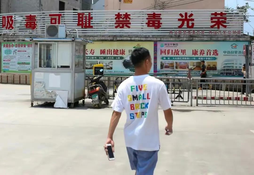 很多人有个疑问，同样是救人，外卖小哥彭清林被记一等功，又得奖又拿奖金；上官正义就