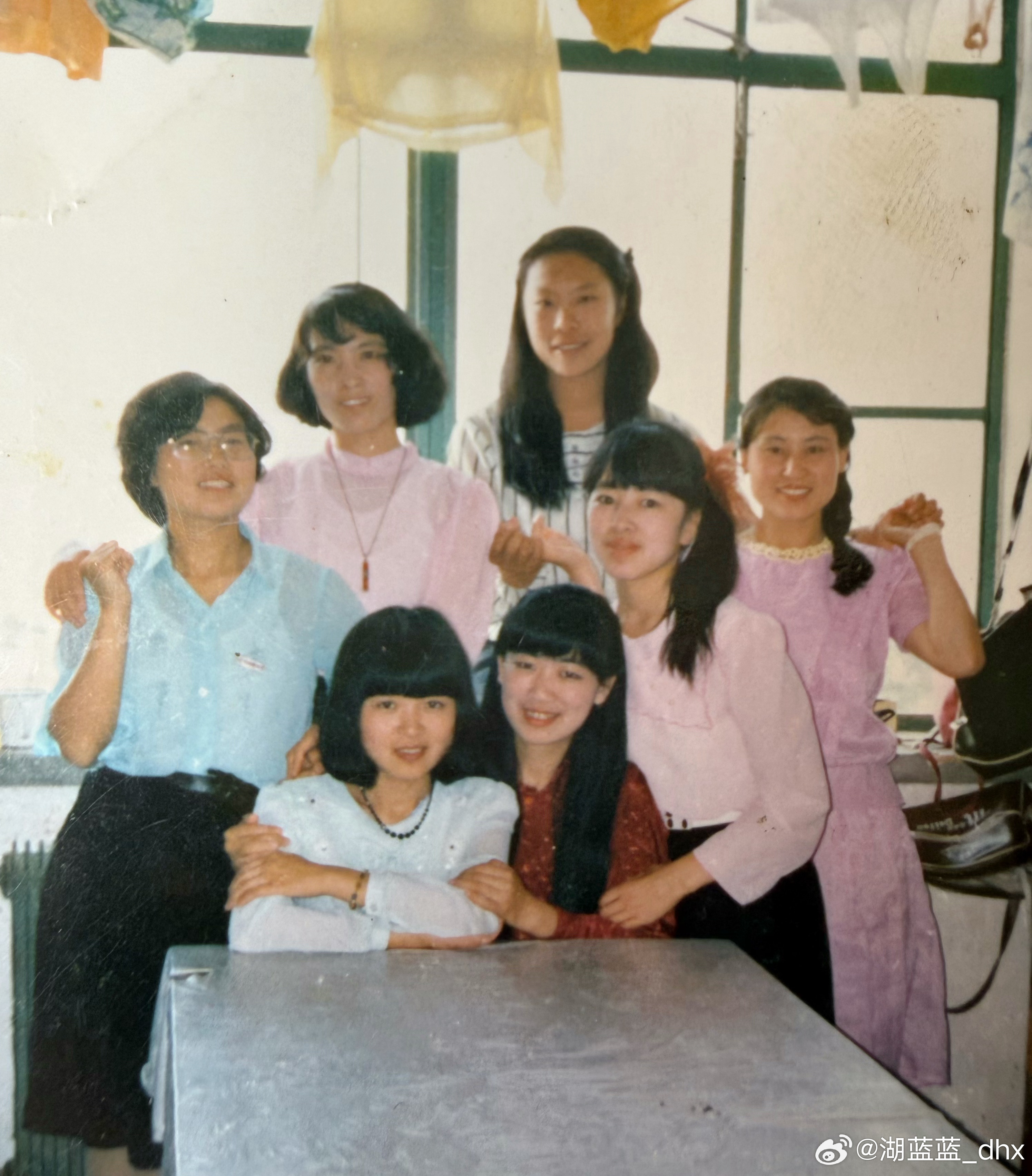 翻东西发现一张老照片这是大学毕业那天室友合影留念真真恍若隔世啊 