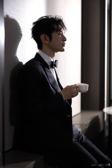 黄晓明好一个饭撒今天黄晓明的粉丝也太幸福了吧，不仅有美图饭撒，而且在路上很粉丝们