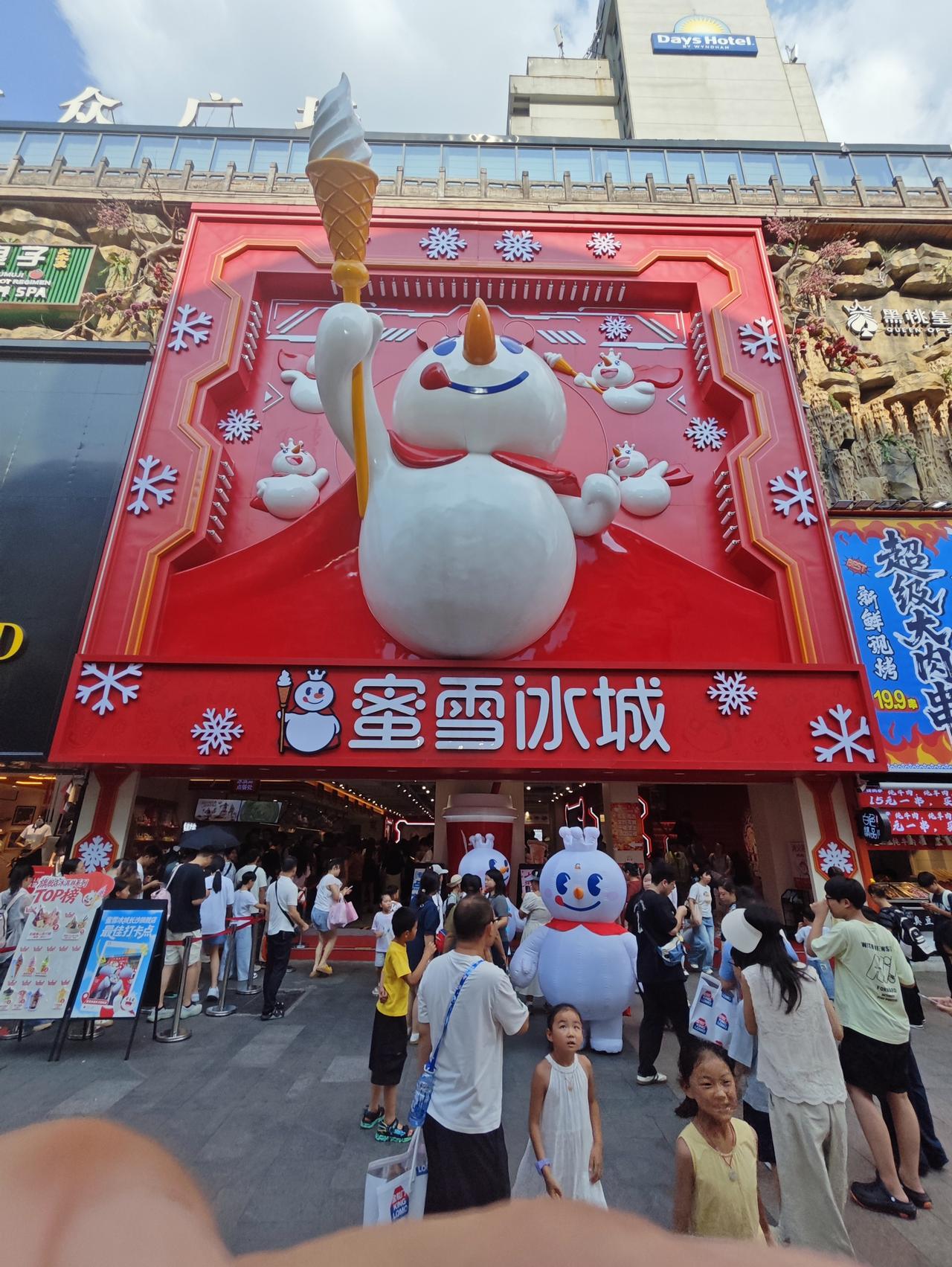 从3000元刨冰摊到全球万店！蜜雪冰城凭什么火遍大街小巷✨
 
说起蜜雪冰城，几