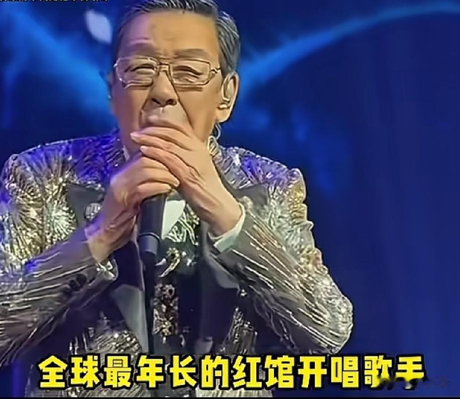 94岁老派香港艺人胡枫在红馆举办演唱会。这不像是演唱会更像是一场香港艺人的大聚会