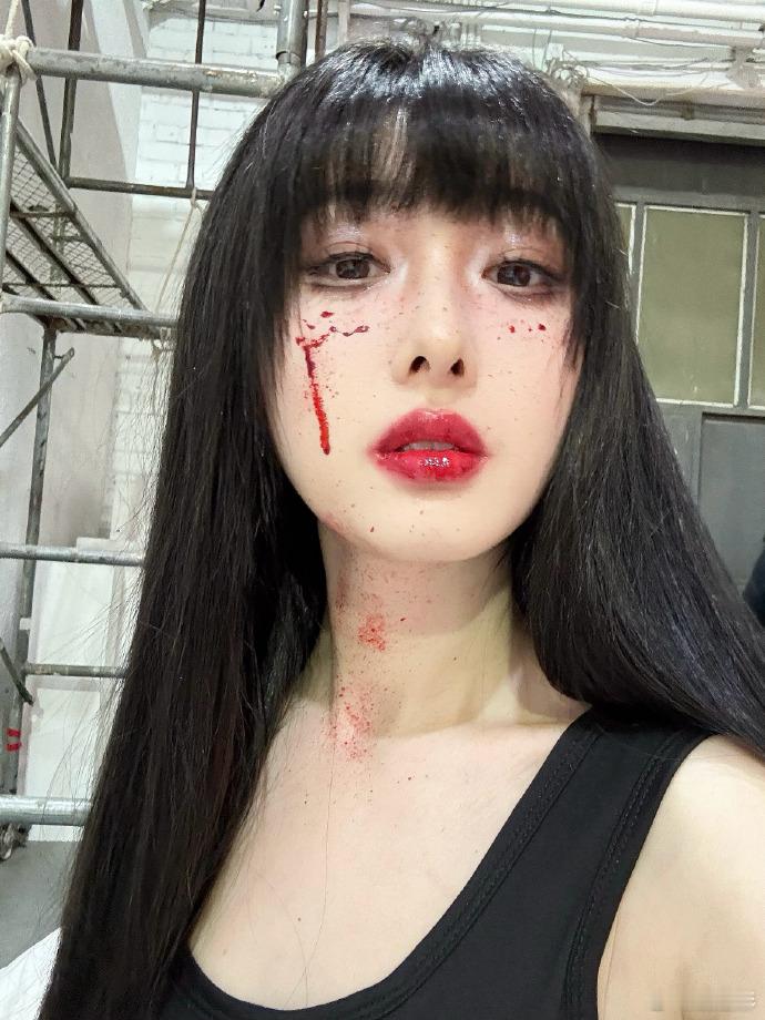 蒋梦婕恶女富江即视感真的是太a了吧，黑长直的造型完全就是妈妈级别的呀。真的是把我