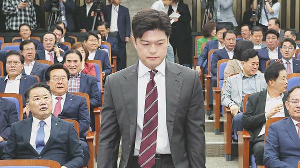 大选失利后，金龙泰似乎已失去
面对镜头的勇气？
不是低着头，就是咬着嘴唇，要么就
