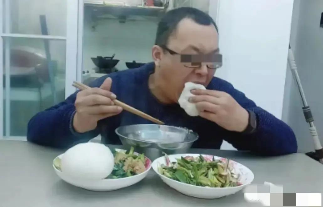 2023年，上海，男子在家中吃馒头，可吃着吃着，他竟突然倒地，噎死了，家属火化完