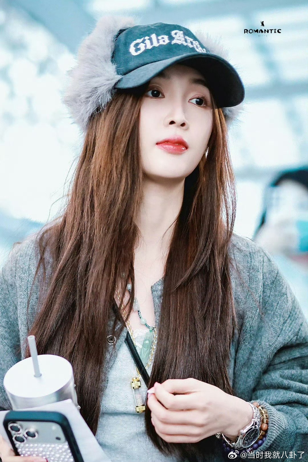 吴宣仪自己一个人走机场，希望吴宣仪变得越来越好