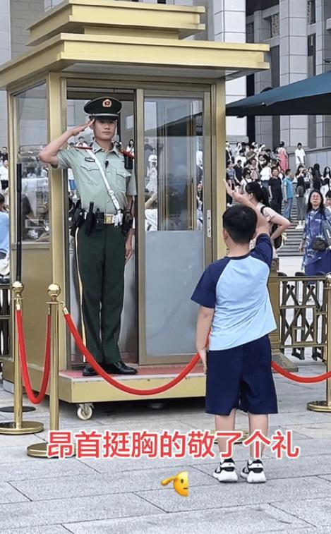 天安门广场上，一个重庆男孩举起右手向哨兵敬礼，哨兵回礼后男孩笑了，可笑着笑着，泪