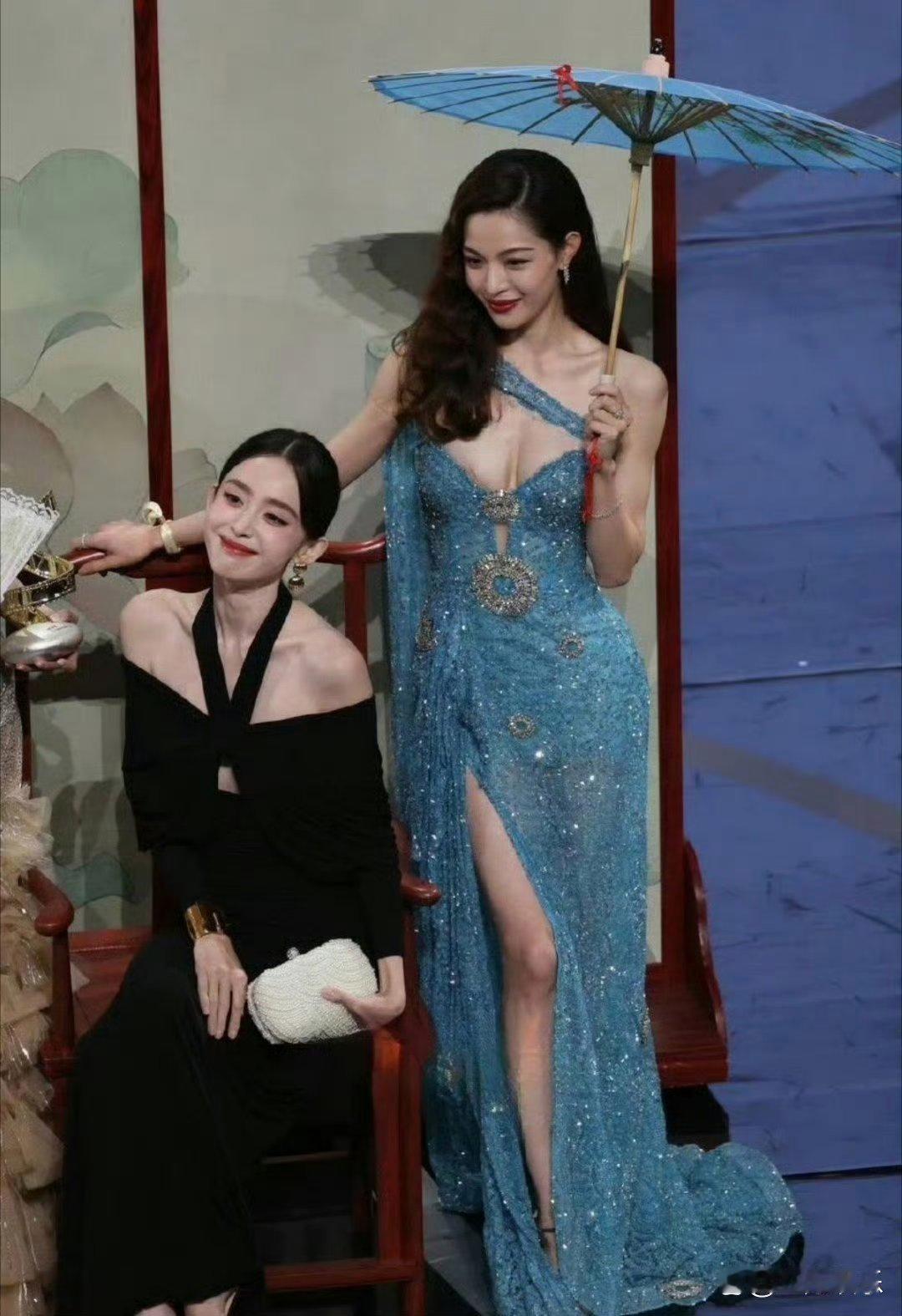 感觉钟楚曦衣服都要掉了，但是一脸镇定，美的让人忘记了旁边是古力娜扎 ​​​
