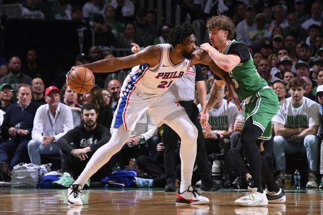 NBA季后赛首轮G7凯尔特人主场对阵76人，塔图姆因伤缺席抢七大战。76人在最多