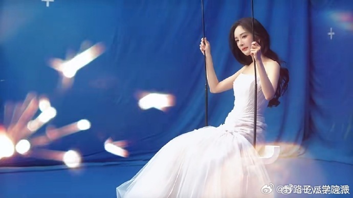 杨幂抹胸薄纱白裙杨幂裸肩薄纱裙 杨幂身着裸肩薄纱白裙，气质温婉又灵动，薄纱飘逸，