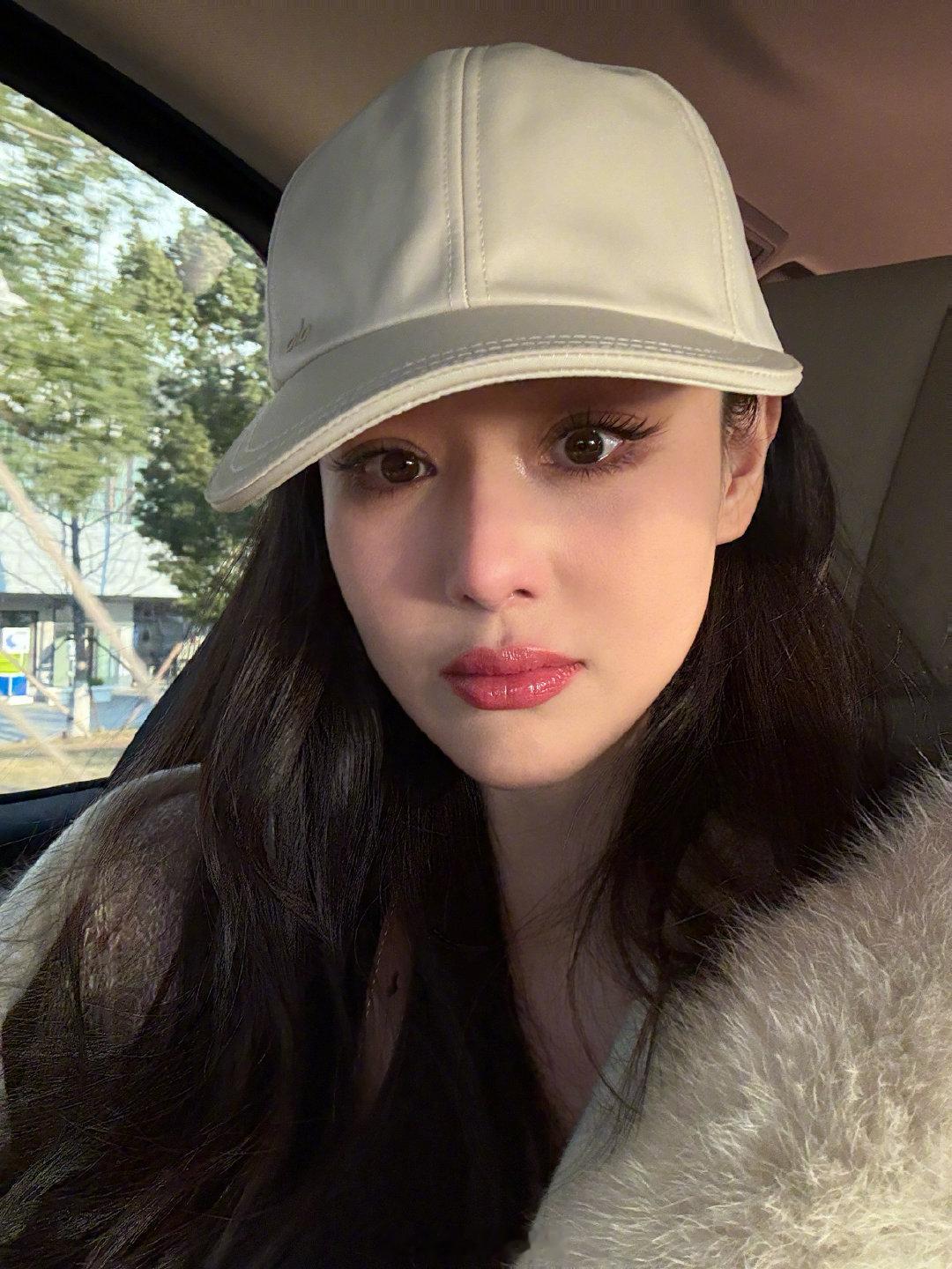 张馨予陪粉丝一起哭张馨予说完新年快乐哭了 粉丝记录的，在离开时和大家说完新年快乐