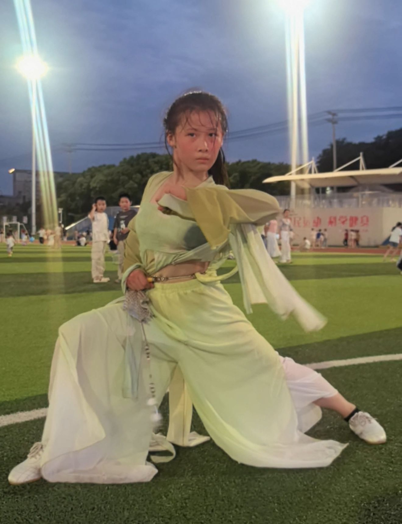 【#12岁汉服女孩舞九节鞭又美又飒#！网友：#武侠小说里女侠具象化了#】6月30