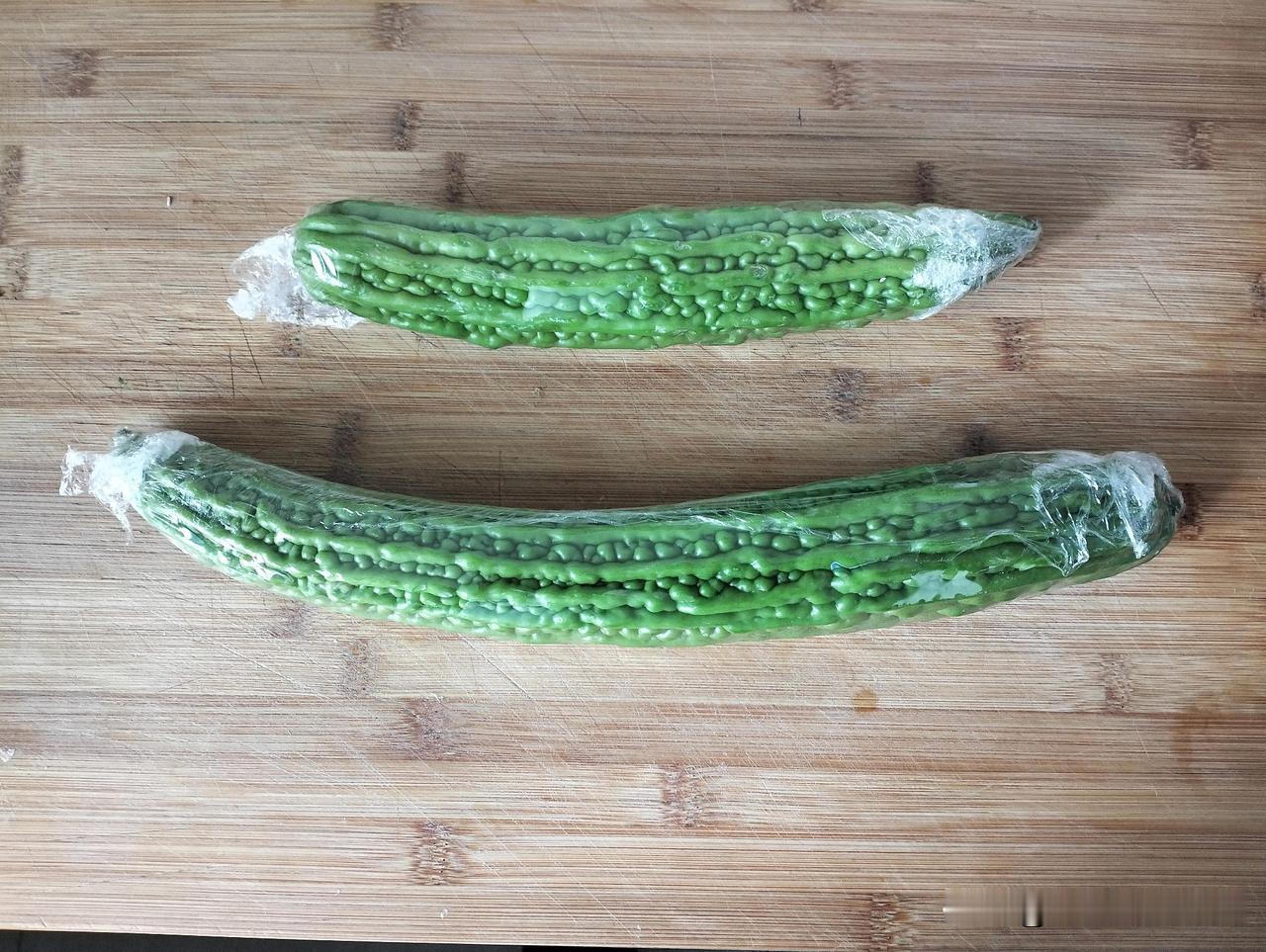 天热，火气大！
炒点苦瓜吃吃，苦瓜炒鸡蛋，去火又下饭。