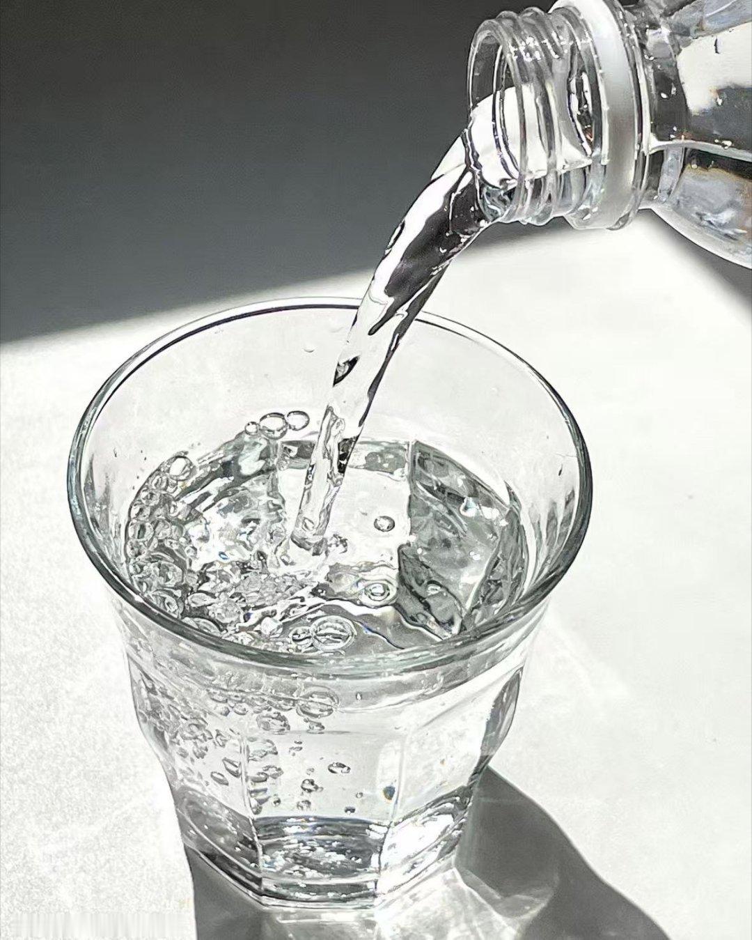 一直以为所有瓶装水都叫矿泉水 其实不然，像蒸馏水、矿物质水都和矿泉水不一样，成分
