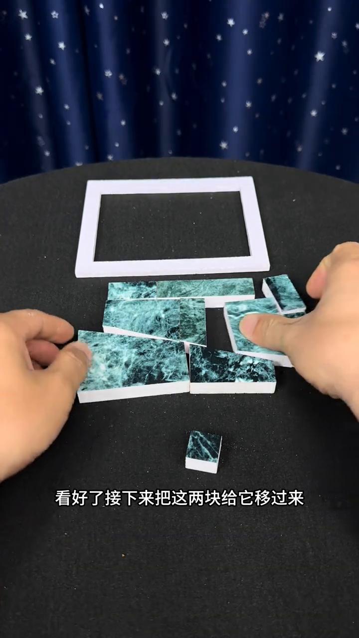 诡异的积水。
据说这个积木连科学也无法解释，非常的诡异。它的大小刚好可以套在框框