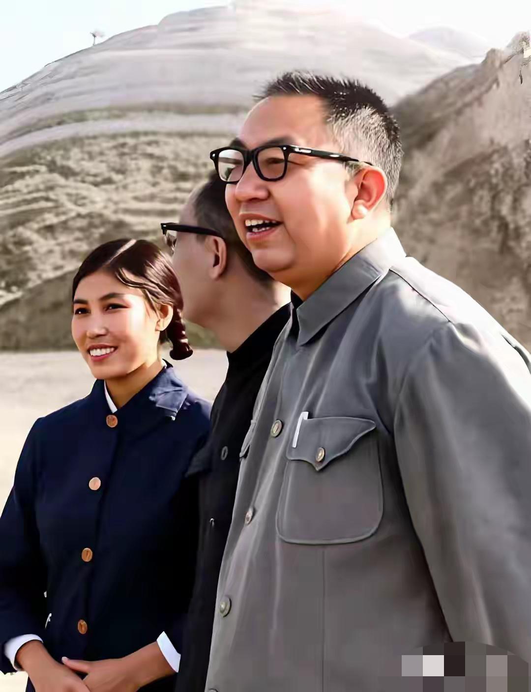 1975年9月15—28日，第一次全国农业学大寨会议在山西昔阳大寨召开，华国锋时