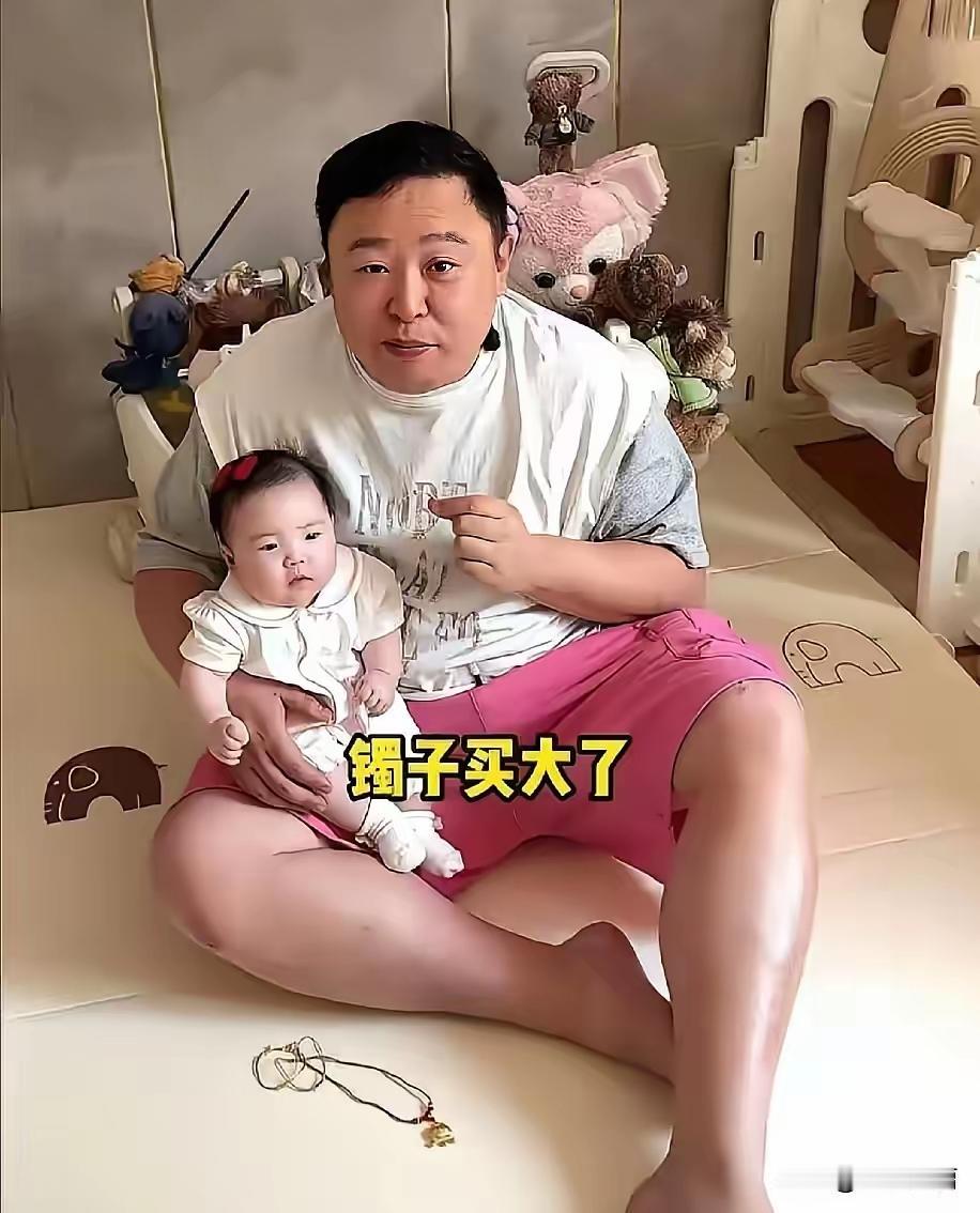 闫鹤翔和女儿的合影，女儿看起来真的是很漂亮，不像阎鹤祥，我觉得一定像妈妈
 阎鹤