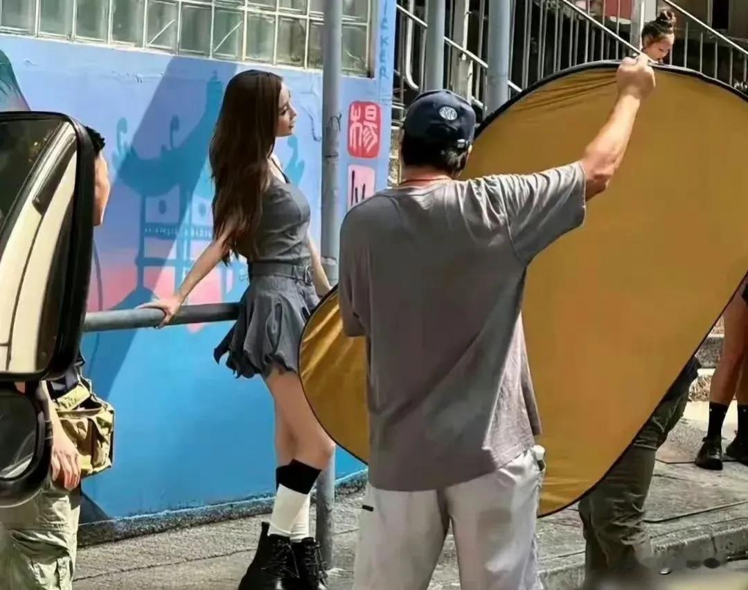 有这么多商务，看起来这么忙，为什么网上很少看到她的新作品呢？