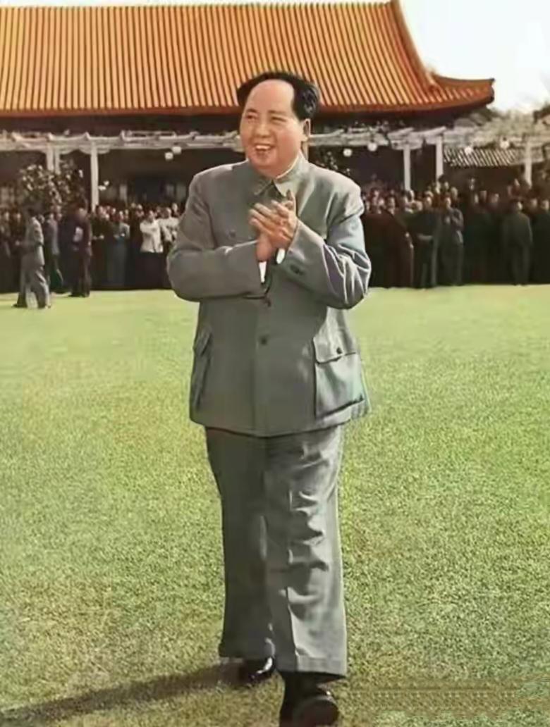 毛主席进中南海那天，穿着带补丁的衣服，心里装着全中国

那天是1949年6月15