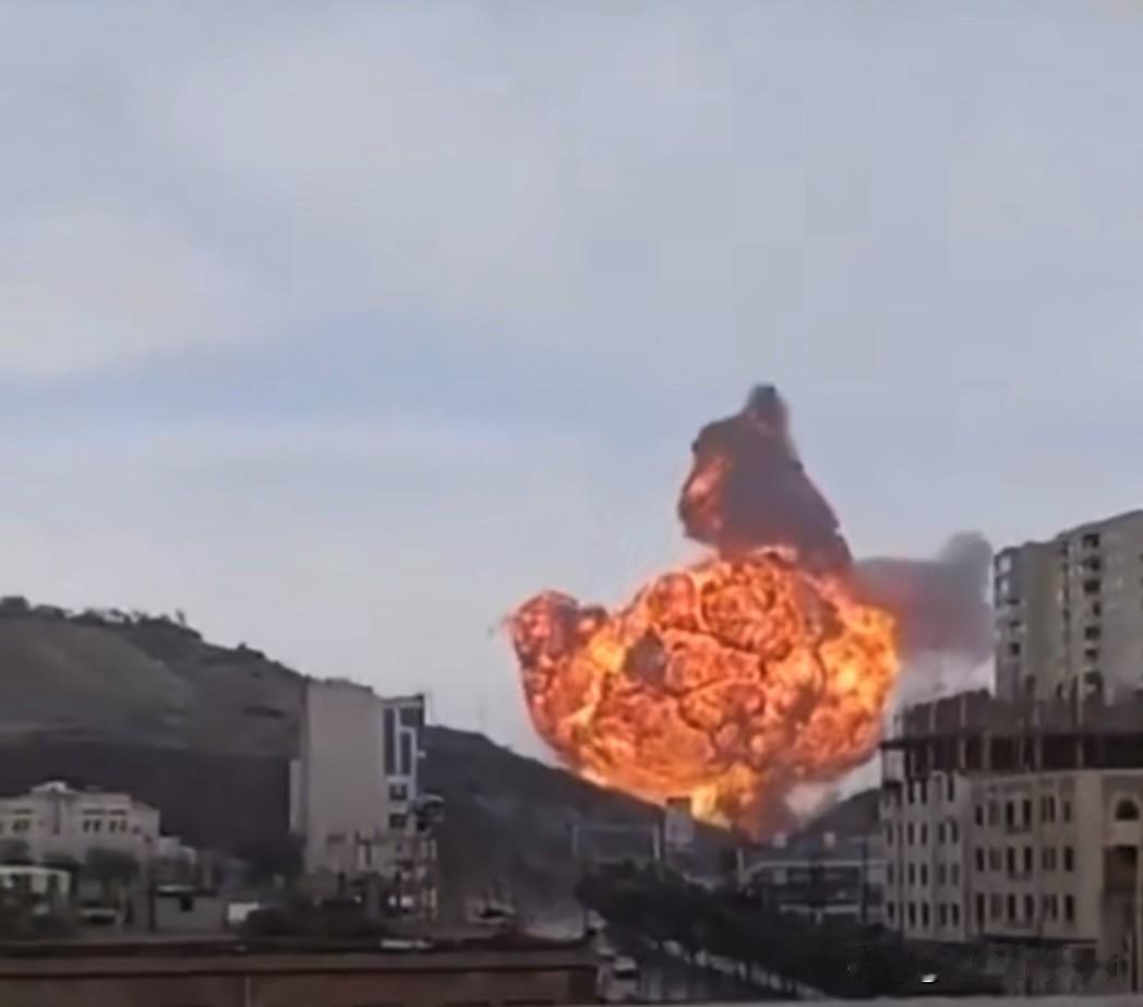 也门军轰炸胡塞弹药库，先头部队开始地面交火！也门政府军胡塞武装沙特联军中东局势
