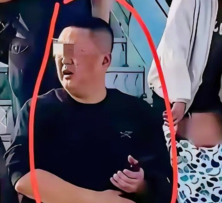 航班上逼空姐三次下跪，东航爆出他身份和后续处罚

合肥飞往大连的东航航班上，本是