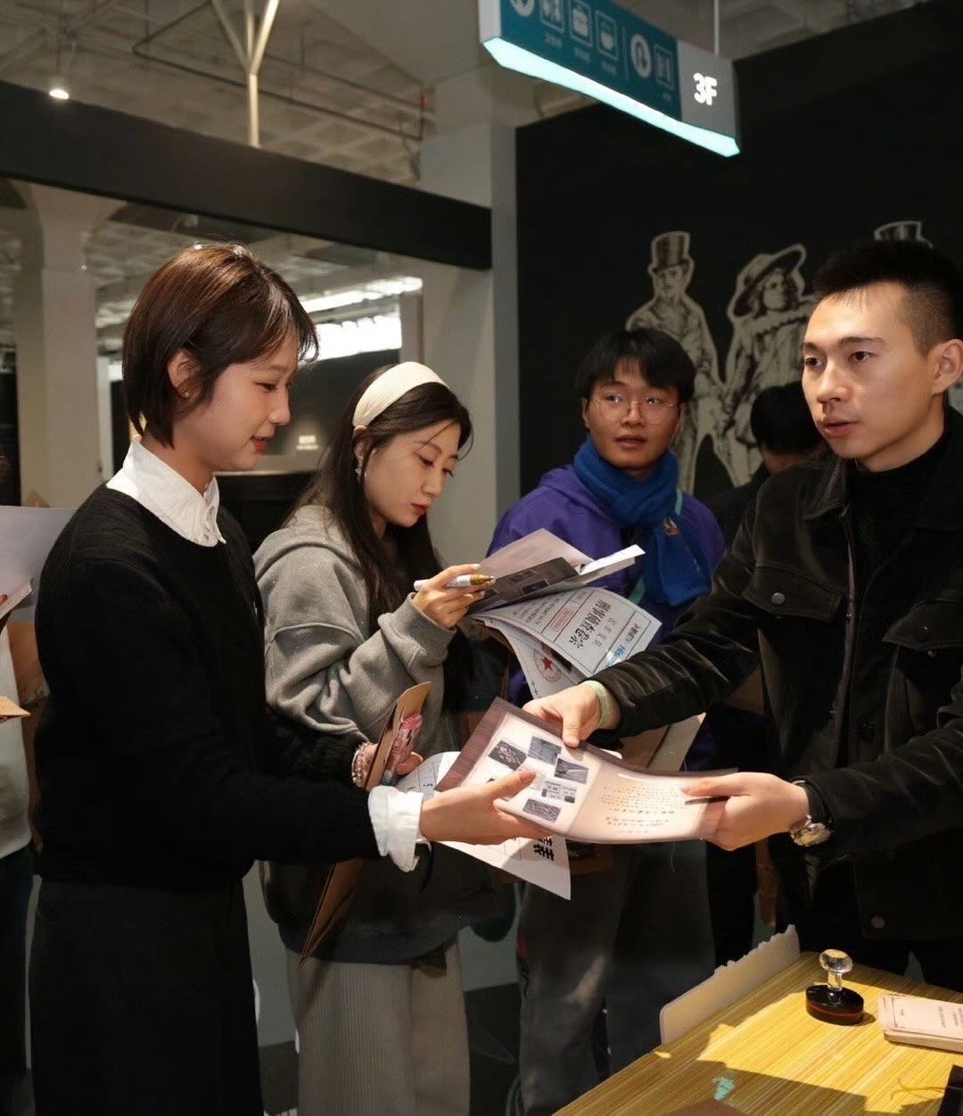 白夜破晓剧方感谢剧粉 本剧粉狂喜，白夜破晓时隔七年终于来了，案件一个接着一个，线