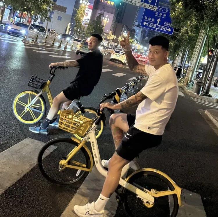 刘殿座发布和好友王大雷过往的一些照片，看来两个人的关系还是很不错的。球迷们也产生